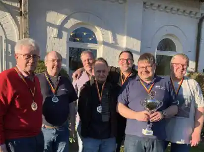 Die siegreiche Mannschaft Oldenburg I (von links). Wolfgang M&uuml;nzenberg, Richard Holzer, Jan Wittenberger, Marco Lebert, Christian Schorn, J&ouml;rg Dannemann und Thomas Wagner