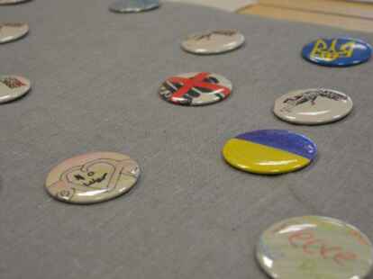 Selbst gestaltete Buttons mit klarer Botschaft: Frieden in der Welt.