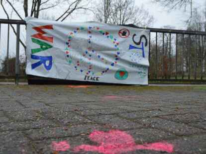 Die Plakate und Graffiti-Tauben an der Oberschule fallen sofort ins Auge.