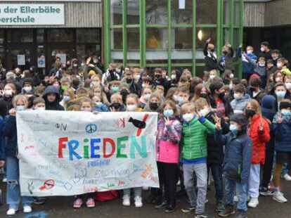 Frieden in der Welt fordern die Sch&uuml;lerinnen und Sch&uuml;ler der Schule an der Ellerb&auml;ke.