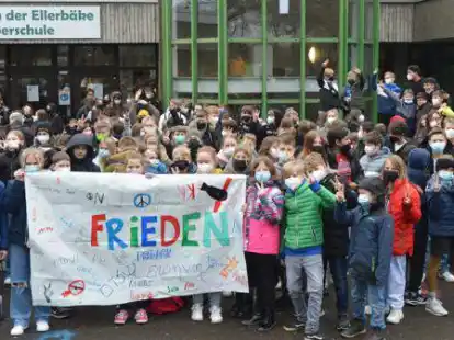 Frieden in der Welt fordern die Sch&uuml;lerinnen und Sch&uuml;ler der Schule an der Ellerb&auml;ke.