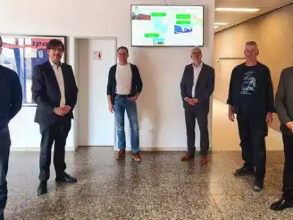 Freuen sich &uuml;ber die neuen Bildschirme: Renko Buhr (Technologie- & Energiemanager), Nils Siemen (B&uuml;rgermeister), Rainer Jan&szlig;en (Schulleiter der Oberschule Am Luisenhof), J&uuml;rgen B. Mayer (Amtsleiter der Wirtschaftsf&ouml;rderung Nordenham), Holger Hollens (Betriebsleiter des Hallenbades Nord und der Sporthalle Luisenhof) und Professor Dr.- Ing. Carsten Fichter (Gesch&auml;ftsf&uuml;hrer Energie-Synergie GmbH)