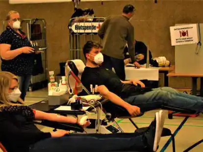 Blick in die Mehrzweckhalle, wo nach der Untersuchung der Spender auch die Blutentnahme erfolgte. Die Blutspendeaktion in der Mentzhauser Mehrzweckhalle brachte mit 80 Blutspendern wieder ein gutes Ergebnis. Die Teams des Blutspendedienstes und der Freiwilligen Feuerwehr R&uuml;dershausen sorgten daf&uuml;r, dass die Blutspendeaktion wieder einen guten Verlauf nehmen konnte.