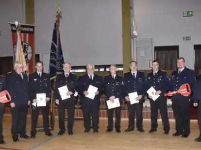 Kreisfeuerwehr Wesermarsch: die Geehrten mit Kreisbrandmeister Heiko Basshusen (2. von links) sowie Udo Schwarz (rechts) mit den beiden Empf&auml;ngern der symbolischen Schl&uuml;ssel