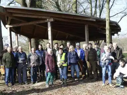 Eine gro&szlig;e Gruppe von Helferinnen und Helfern sammelte am Samstag in Hohenb&ouml;ken M&uuml;ll.