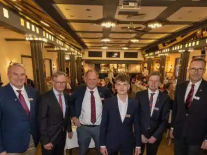 Melwin Fink (vierter von links) berichtete bei der Collatie der Oldenburgischen Schiffergesellschaft von seinem seglerischen Erfolg. Es gratulierten (von links) Nico Steudel, Tim Ratjen ,Helmut Evers, Ralf Kaiser und Martin Liestmann.