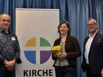 Heiko Zobel (leitender Kreisjugenddiakon), Pastorin Meike von Fintel als Gastgeberin in der Kirchengemeinde Hepppens und Kreispfarrer Christian Scheuer (von links), informierten &uuml;ber die Themenschwerpunkte der Kreissynode.