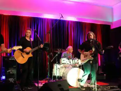 Die Band &bdquo;Pentasaurus&ldquo; im Sch&uuml;tzenhof in Aktion: (von links) Ralf Holtz, Karin Scott, Andreas Wenger, Mike Scott und Hans-Dieter Posch.