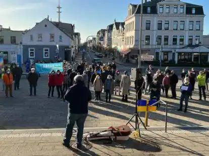 Ausnahmsweise fand die Mahnwache f&uuml;r den Frieden in der Ukraine auf dem Bahnhofsvorplatz statt.