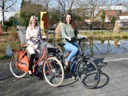 Freuen sich aufs Stadtradeln in Cloppenburg: Sandra von Garrel (links) und Wiebke B&ouml;ckmann aus der Stadtverwaltung