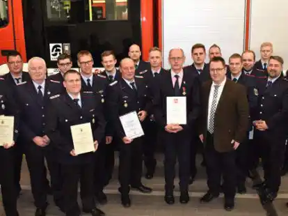 Bef&ouml;rderungen und Ehrungen: Viele Bef&ouml;rderungen und Ehrungen gab es auf der Hauptversammlung der Garreler Feuerwehr. Neuer Gemeindebrandmeister ist Michael Schaub (links), sein Stellvertreter Ingo Alberding (5.v.l.).