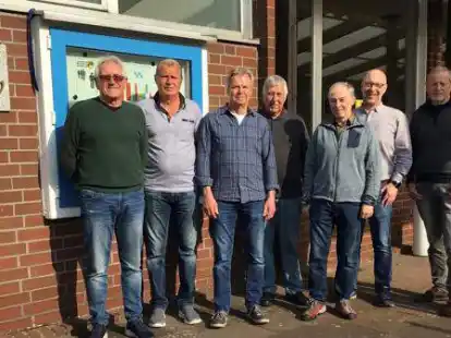 Der Vereinsvorstand der Tennisgemeinschaft Wahnbek (von links): Stv. Vorsitzender Karl Busdiecker, Sportwart Frank Wagner, Jugendwart Reinhard Pietsch, Schriftf&uuml;hrer Horst Heinen, Kassenwart Horst Daniels, Pressewart Enno Kook und Vorsitzender Klaus Stockmann.