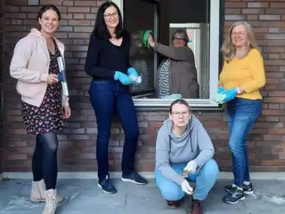 Richten eine der AWO-Wohnungen her (von links): Kiana Slembeck, Anne Brandt, Kerstin Icken, Tanja Weber und Ursula Wagener von der SPD Rastede.