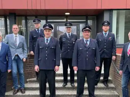 Torsten S&ouml;lken (vorne links ) und Jan Holst haben nun ihre Ernennungsurkunden erhalten.