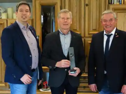 Reinhold Kurre (Mitte) wurde mit dem August-Bruns-Preis 2022 f&uuml;r besonderes Engagement in der Ausbildung geehrt. Kreishandwerksmeister G&uuml;nther T&ouml;njes (rechts) und Hauptgesch&auml;ftsf&uuml;hrer Dr. Michael Hoffschroer  &uuml;berreichten den Preis.