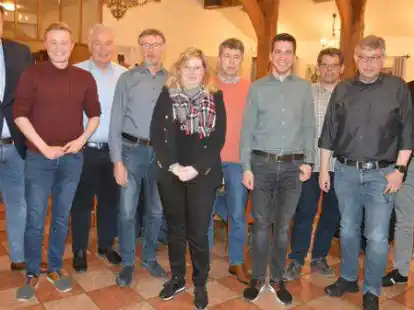 CDU-Kreisvorsitzender Christoph Eilers (3. von links) und B&uuml;rgermeister Michael Kramer (rechts) gratulierten den Mitgliedern des CDU-Gemeindeverbandes mit (von links) dem neuen Vorsitzenden Felix Klugmann, dem Schriftf&uuml;hrer Lukas Bohmann, dem stv. Vorsitzenden Josef Osterkamp, den Beisitzenden Katharina Niemeyer und Andreas Ahrens, dem stv. Vorsitzenden Ansgar Ahrens, dem Beisitzer Thomas Westendorf und dem Mitgliederbeauftragten Frank T&ouml;nnies.