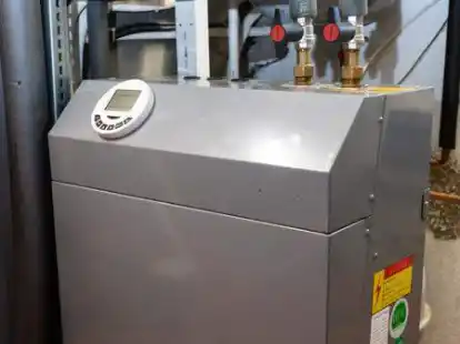 Eine Luftw&auml;rmepumpe steht im Keller eines Wohnhauses. (Symbolbild)