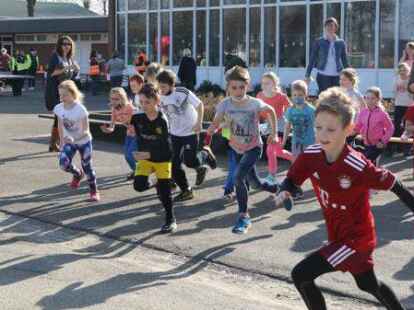 Eine stolze Summe haben die Sch&uuml;lerinnen und Sch&uuml;ler beim Friedenslauf zusammenbekommen.