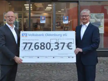 Matthias Osterhues (links) und Reinhard Nannemann pr&auml;sentieren die Summe, die mittels Reinertragsvergabe zur F&ouml;rderung der Region ausgesch&uuml;ttet wurde.