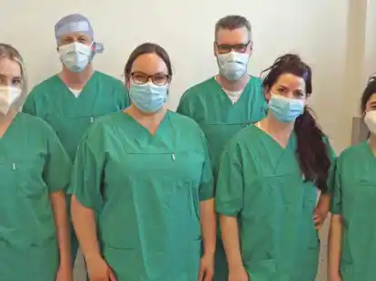 Chefarzt Prof. Dr. Kai Goldmann (2.v.l.) und Ober&auml;rztin Sandra Brunnert (3.v.l.) freuen sich &uuml;ber die fachliche Weiterbildung zu &bdquo;Pain Nurses&ldquo; von Jenny Pree, Sven Radeke, Nicole Radeke und Huri Bora (v.l.n.r.). BILD: