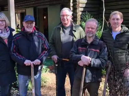 Griffen gemeinsam mit zahlreichen Helfern zum Spaten (von links): Elisabeth Weber (Pr&auml;sidentin RC Cloppenburg-Quakenbr&uuml;ck), Gerd Beckmann (Governor Bezirk 1850), Dr. Norbert Naber, Hermann Boyer (Revierf&ouml;rster Staatsforsten) und Thore Aumann (Gartencenter/Baumschule Aumann)