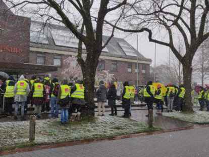 Mit Warnwesten und Regenschirmen bewaffnet zogen Erzieherinnen und Erzieher trotz Schneetreibens durch Schortens, um f&uuml;r bessere Bedingungen f&uuml;r ihre Arbeit zu demonstrieren.