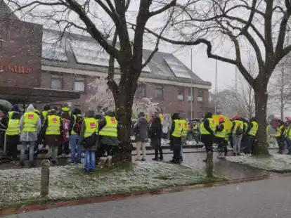 Mit Warnwesten und Regenschirmen bewaffnet zogen Erzieherinnen und Erzieher trotz Schneetreibens durch Schortens, um f&uuml;r bessere Bedingungen f&uuml;r ihre Arbeit zu demonstrieren.