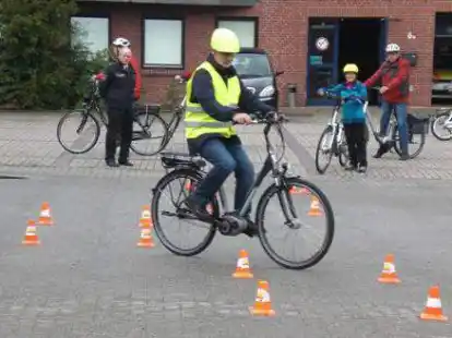 Nach dem richtigen Training lassen sich mit dem Pedelec auch enge Kurven bew&auml;ltigen.