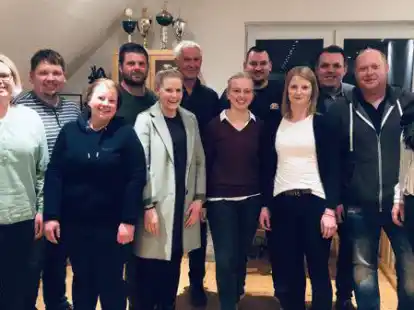 Der wiedergew&auml;hlte Vorstand  und die geehrten Mitglieder des TuS D&ouml;hlen: (von links)  Carola Wilke, Jannik Meyer, Daniela Deichsel, Philipp Schindler, Nane Ahrens, Walter Pestrup, Lara Rowold, Patric Werner, Saskia Deichsel, Gerrit Ellinghausen, Kai Wennekamp und Lisa Harms.