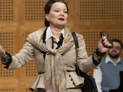 Caroline Nagel (Maria Callas) und  Giuseppe Barile (Pianist) spielen bei &bdquo;Maria Callas &ndash; Master Class&ldquo;.