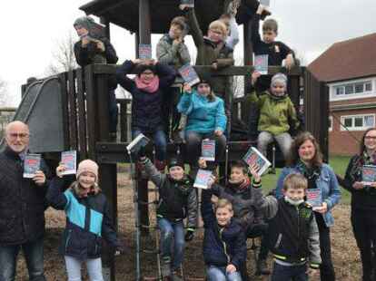 Fr&ouml;hliche &Uuml;bergabe an der Grundschule Greetsiel. Hajo Reerhemius brachte 20 B&uuml;cher mit. Auch Schulleiterin Ivonne Behnke (r.) freut sich &uuml;ber die Spende, die gut ins Programm passt.