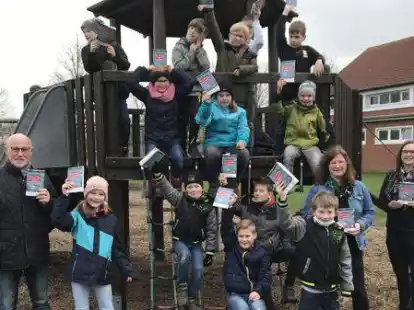 Fr&ouml;hliche &Uuml;bergabe an der Grundschule Greetsiel. Hajo Reerhemius brachte 20 B&uuml;cher mit. Auch Schulleiterin Ivonne Behnke (r.) freut sich &uuml;ber die Spende, die gut ins Programm passt.