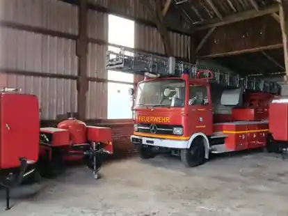 Der Status quo: Die Sammlung des heimatlosen Feuerwehrtraditionsvereins Emden-Ostfriesland lagert verteilt in der Grafschaft Bentheim. In dieser Scheune sind mehrere Tragkraftspritzen-Anh&auml;nger aus Emden untergestellt. Das Drehleiter-Fahrzeug geh&ouml;rt zum Eigenbestand der &bdquo;Grafschafter Blaulichter&ldquo;.