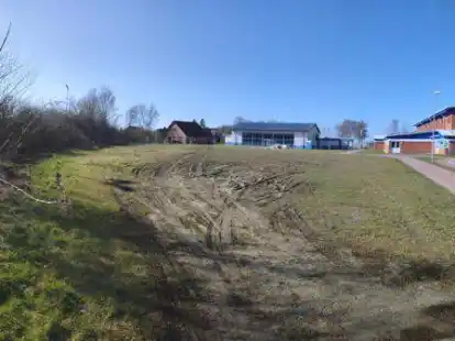 Aktuell von einem Autofahrer ziemlich verw&uuml;stet: die von Teilen der Politik favorisierte Fl&auml;che f&uuml;r eine gro&szlig;e Begegnungsst&auml;tte der Generationen in Pewsum, in unmittelbarer N&auml;he vom Schwimmbad, Turnhalle, IGS und Jugendhaus.