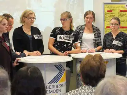 Ein Bild aus dem Jahr 2017: Sch&uuml;lerinnen und Sch&uuml;ler aus Archangelsk und Emden pr&auml;sentieren an den BBS I vor G&auml;sten ihre Projektergebnisse zum Thema Zweiter Weltkrieg.