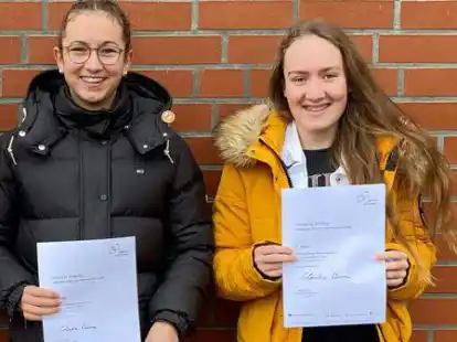 Ma&szlig;en sich in der Landesvorrunde von &bdquo;Jugend debattiert&ldquo; jetzt mit 18 weiteren M&auml;dchen und Jungen aus ganz Niedersachsen, qualifizierten sich allerdings nicht f&uuml;r das Finale: Amelie El-Kabarity und Friederike Gr&ouml;ttrup (beide 15) vom Emder Johannes-Althusius-Gymnasium.