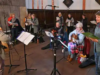 Voller Einsatz beim Radio-Gottesdienst: Hintermezzo unter der Leitung von Petra Burmester am Samstag bei der Generalprobe in der Kirche.