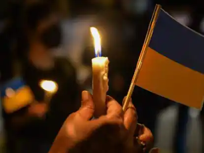 Eine Kerze f&uuml;r den Frieden und gegen den Krieg: Darum bitten die Organisatoren Teilnehmer der Demonstration am Sonntagabend in Pewsum.