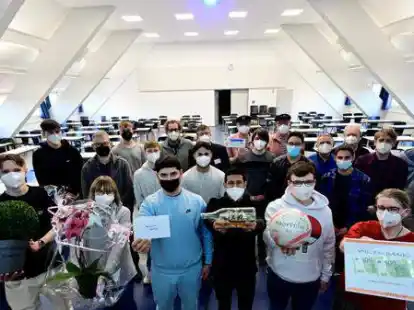 Sch&uuml;ler der BBS Haarentor bei der &Uuml;bergabe der Webseiten