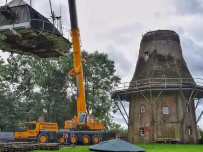 Spektakul&auml;rer, aber wenig sch&ouml;ner Anblick: Die Kappe der Uttumer M&uuml;hle wurde im August 2021 abgenommen.