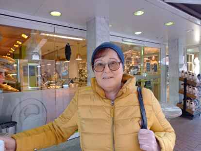 Heidi L&ouml;mker (77) aus Emden: &bdquo;Ich hoffe nicht, dass der Umbau negative Auswirkungen auf die Gesch&auml;fte hat. Es ist traurig, so viel Leerstand. Aber viele bestellen auch nur noch im Internet. Die Stra&szlig;e hat es aber auch dringend n&ouml;tig, saniert zu werden.&ldquo;