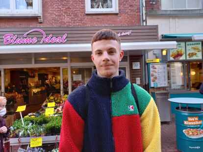 Marlon Bornemann (18) aus Emden: &bdquo;Das w&auml;re wirklich gut, wenn hier die Stra&szlig;e neu gemacht wird. Das ist alles schon etwas in die Jahre gekommen und wenig attraktiv. Mal sehen, vielleicht kommen auch neue Gesch&auml;fte, wenn das alles hier erneuert ist.&ldquo;