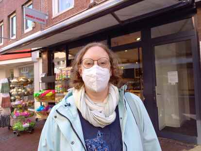 Sonja Heinks (41), aus Emden: &bdquo;Gut, endlich. Hier ist es schon ziemlich holperig auf dem Pflaster, und sch&ouml;n sieht das alles auch nicht mehr aus. Es w&auml;re gut, wenn die Sanierung auch den Gesch&auml;ften helfen w&uuml;rde und hier noch einmal etwas Neues er&ouml;ffnet.&ldquo;
