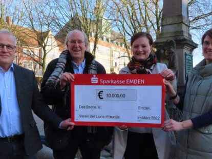 Bei der &Uuml;bergabe (von links): Dr. Bernhard Scherger (Pr&auml;sident des Lions Clubs Emden), Wilfried Kracke (Vorstandsvorsitzender des Lions-Freunde e.V.) und die &bdquo;Boots&ldquo;-Frauen Marieke van Scharrel (Assistenz der Gesch&auml;ftsf&uuml;hrung) und Tanja Strippel (Teamleitung der sozialp&auml;dagogischen Familienhilfe).