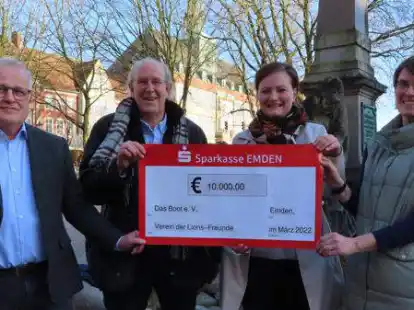Bei der &Uuml;bergabe (von links): Dr. Bernhard Scherger (Pr&auml;sident des Lions Clubs Emden), Wilfried Kracke (Vorstandsvorsitzender des Lions-Freunde e.V.) und die &bdquo;Boots&ldquo;-Frauen Marieke van Scharrel (Assistenz der Gesch&auml;ftsf&uuml;hrung) und Tanja Strippel (Teamleitung der sozialp&auml;dagogischen Familienhilfe).