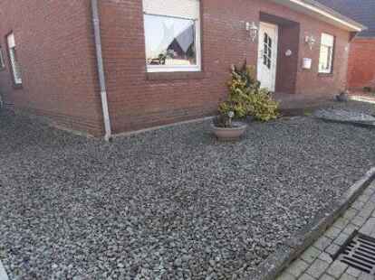 Der Emder Schottergarten-Wettbewerb ist entschieden: Mit diesem Foto reihte sich auch die Familie G&ouml;k unter den zehn Gewinnern ein, die ihre Kiesw&uuml;ste nun vom &Ouml;kowerk naturnah umgestaltet bekommen.