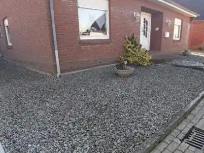 Der Emder Schottergarten-Wettbewerb ist entschieden: Mit diesem Foto reihte sich auch die Familie G&ouml;k unter den zehn Gewinnern ein, die ihre Kiesw&uuml;ste nun vom &Ouml;kowerk naturnah umgestaltet bekommen.