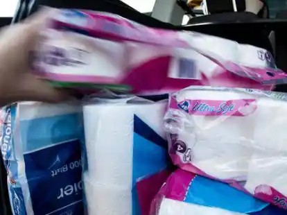 Mehrere Packungen Toilettenpapier liegen im Kofferraum eines Autos. Durch den Ukraine-Krieg kommt es aus Angst vor Engp&auml;ssen zu Hamsterk&auml;ufen - &auml;hnlich wie zu Beginn der Pandemie.
