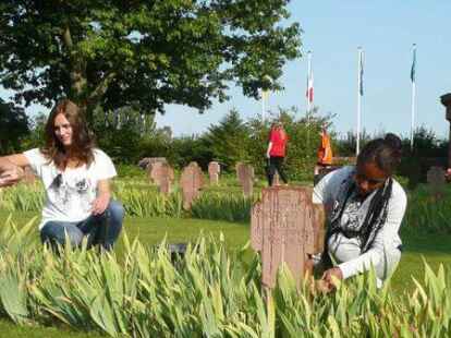 Ein Bild aus vergangenen Jahren: Jugendliche des Internationalen Jugendcamps bei der Pflege von Soldatengr&auml;bern.