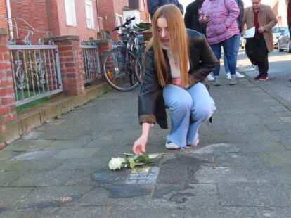 Imke Mimh (16), Sch&uuml;lerin der IGS Emden aus der 11b legt eine Rose f&uuml;r Berend H&uuml;ndling nieder.